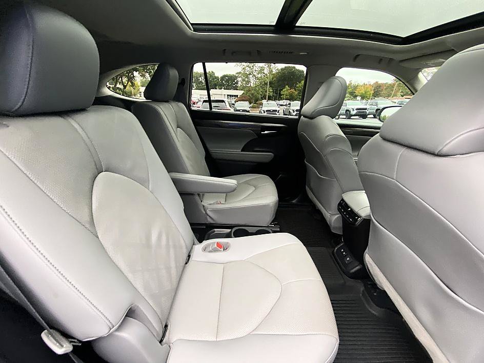 Certified 2021 Toyota Highlander Platinum AWD/4WD image 25
