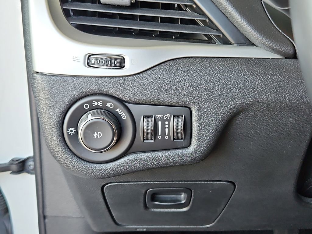 Used 2016 Jeep Cherokee Limited FWD image 14