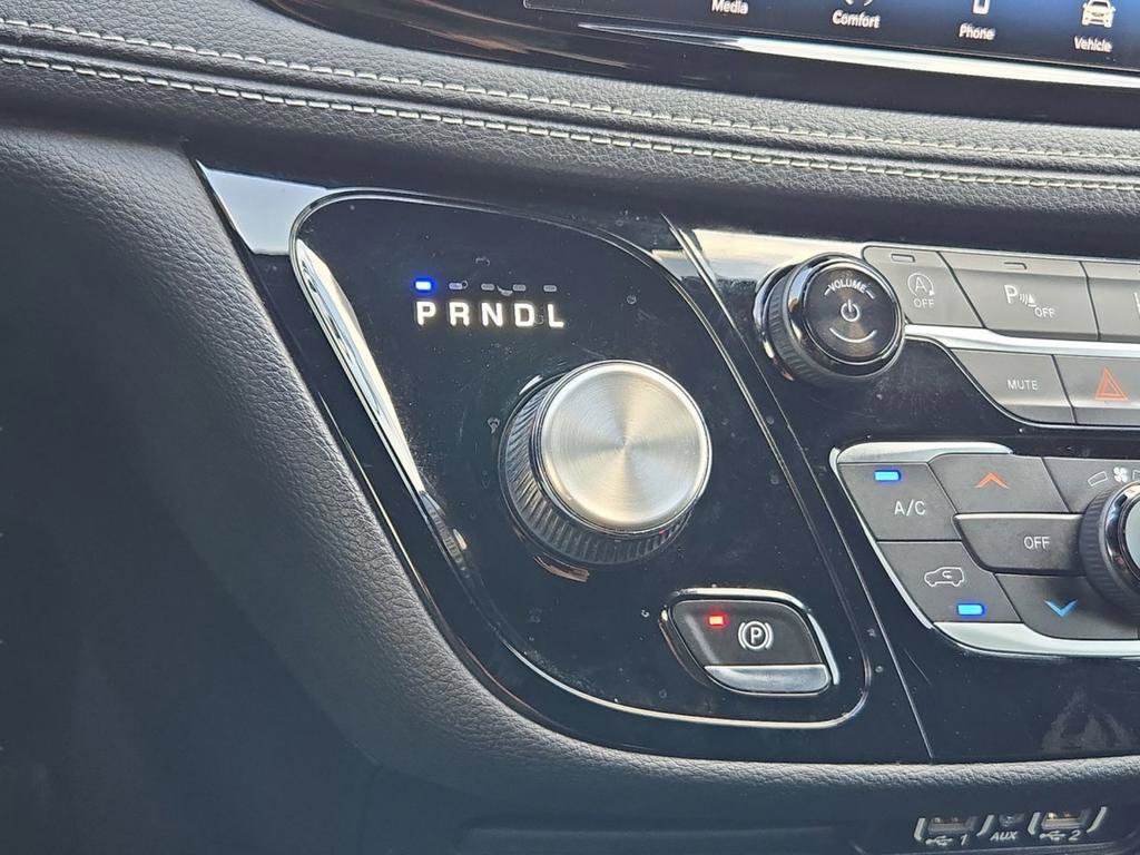 Used 2021 Chrysler Pacifica Touring w/ Uconnect Theater Family Group image 25