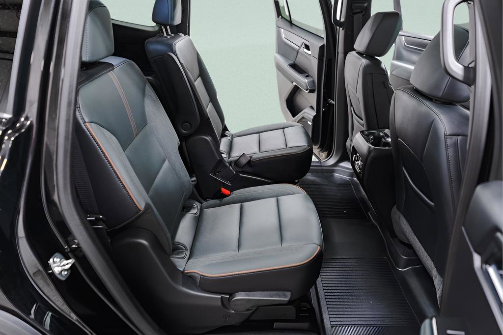 Used 2025 GMC Acadia AT4 w/ Luxury Package image 34