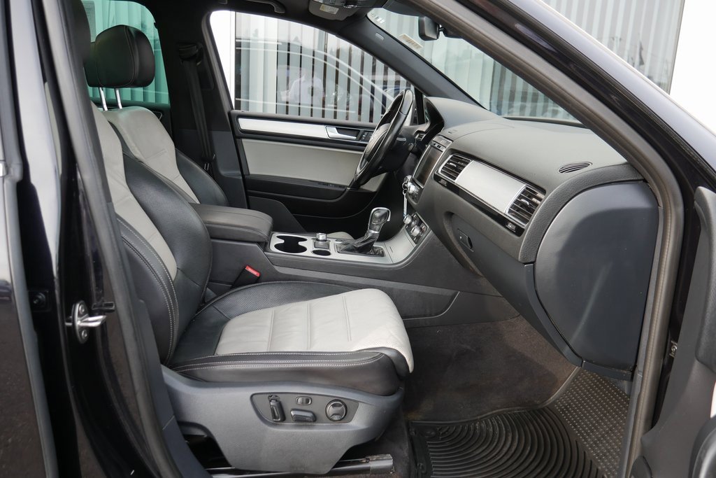 Used 2017 Volkswagen Touareg Wolfsburg Edition image 31