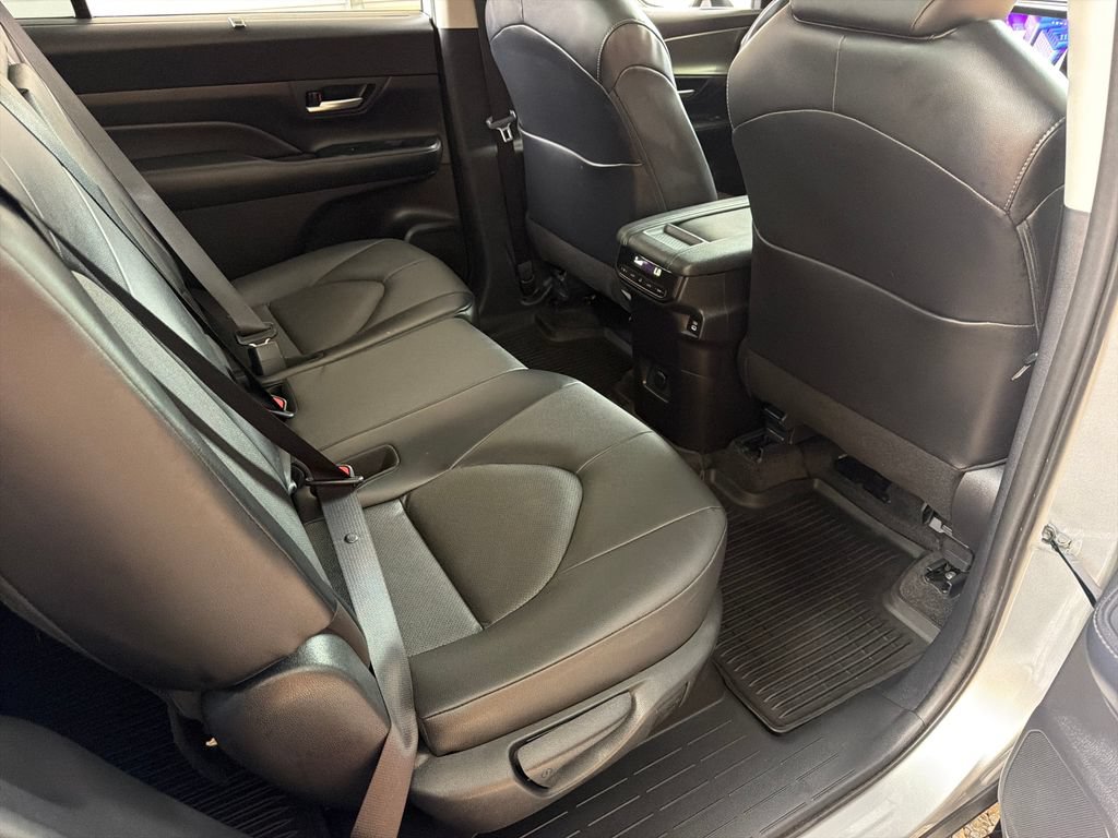 Used 2024 Toyota Grand Highlander AWD image 32