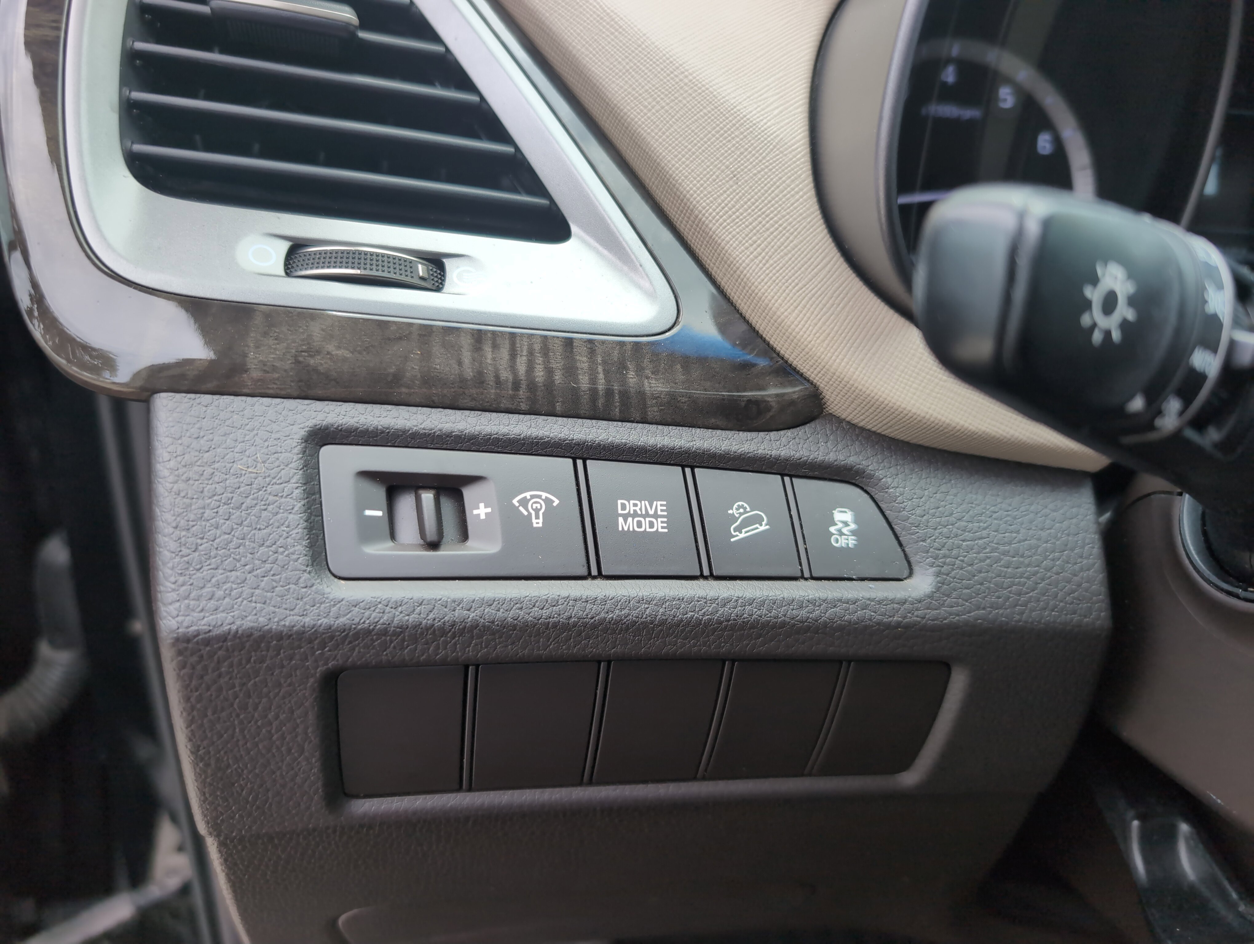 Used 2017 Hyundai Santa Fe Sport FWD image 36
