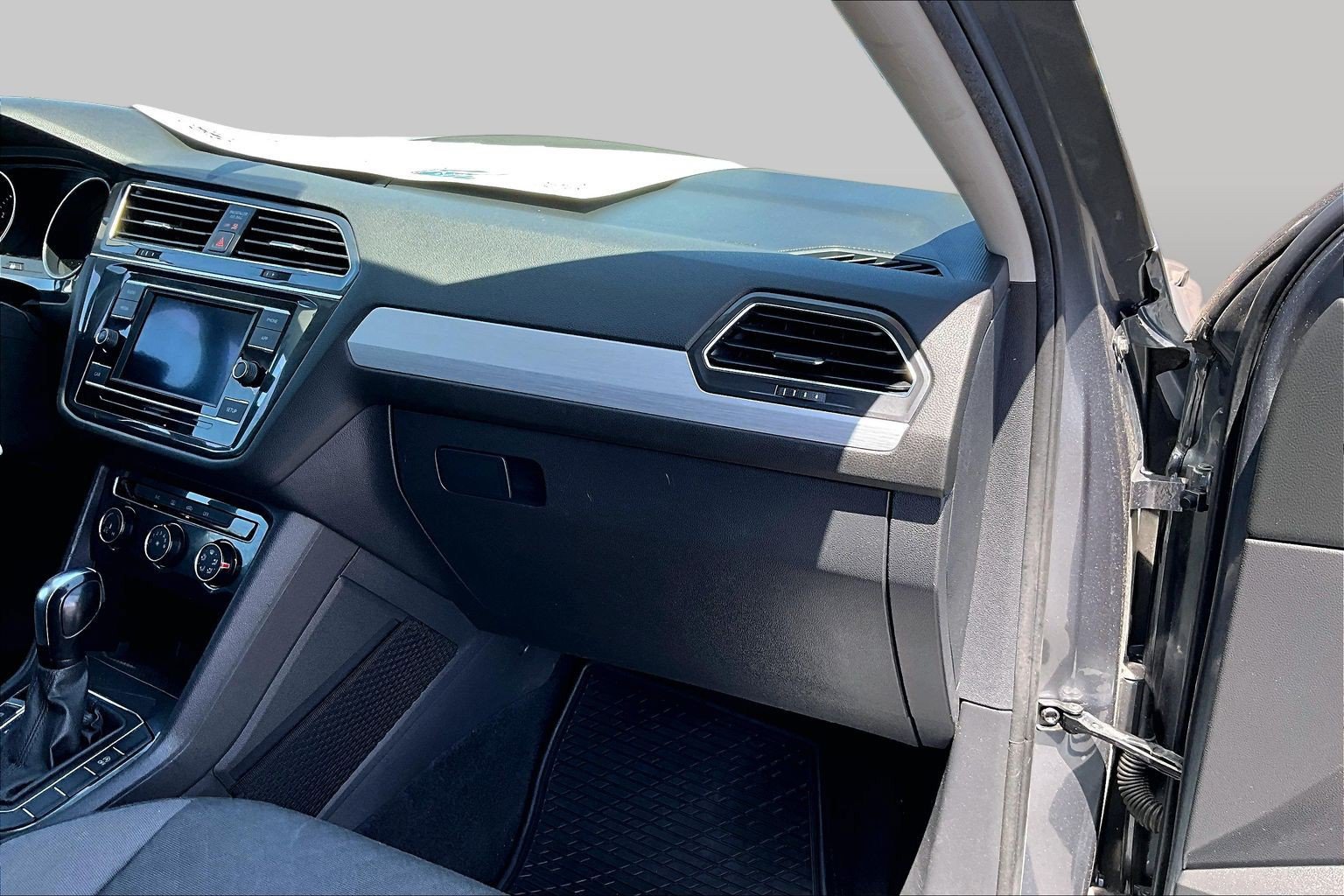 Used 2019 Volkswagen Tiguan S FWD image 15