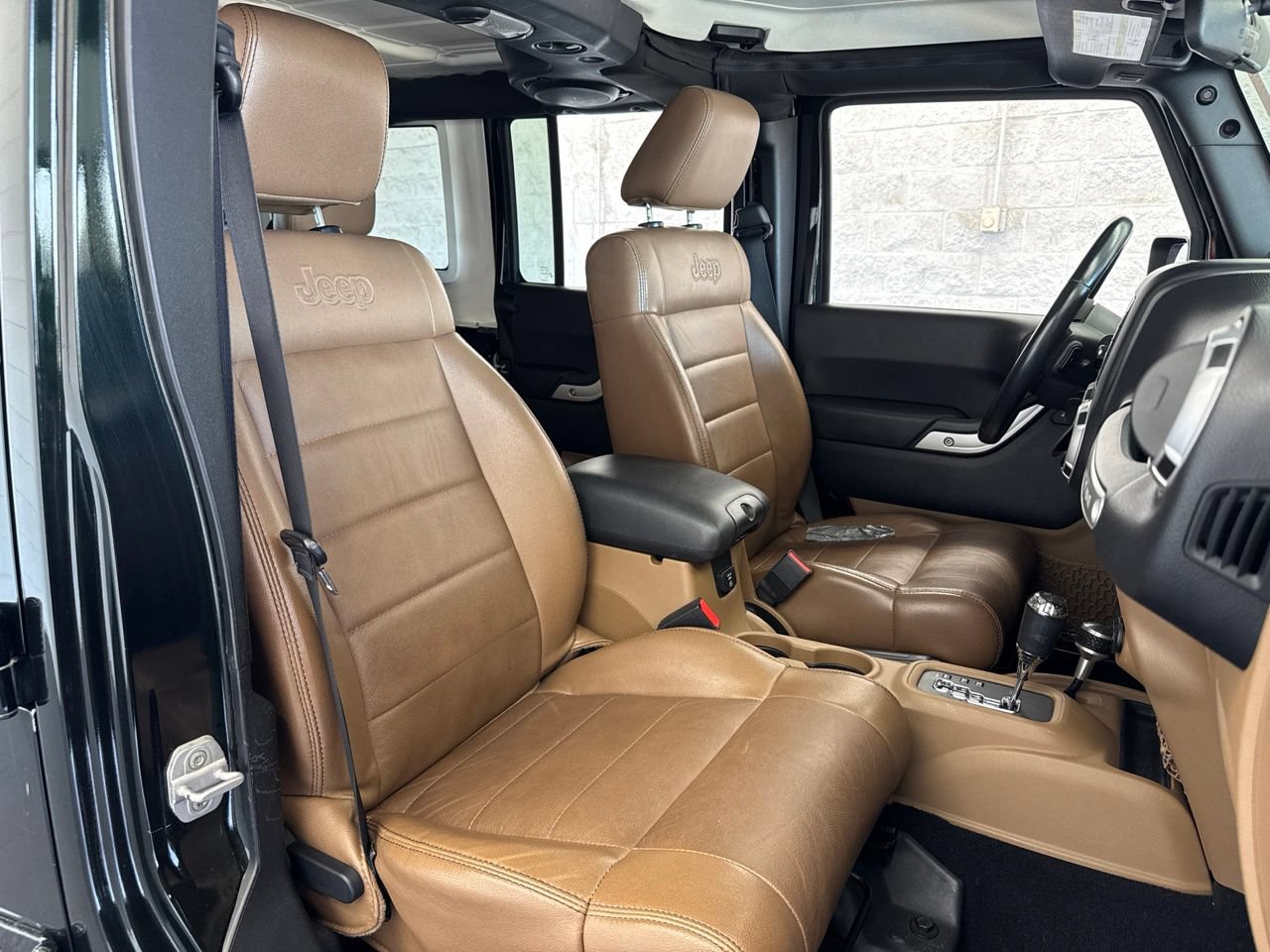 Used 2012 Jeep Wrangler Unlimited Sahara w/ Connectivity Group AWD/4WD image 43