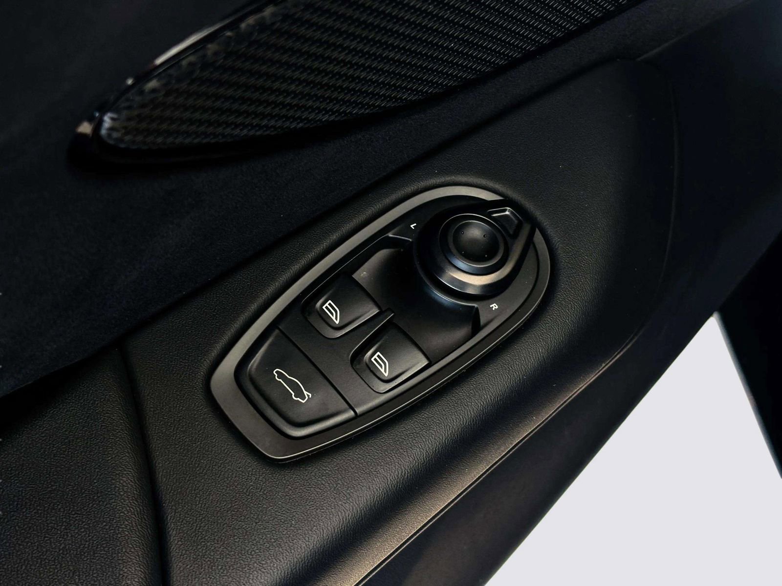 Used 2025 Aston Martin V8 Vantage Coupe image 17