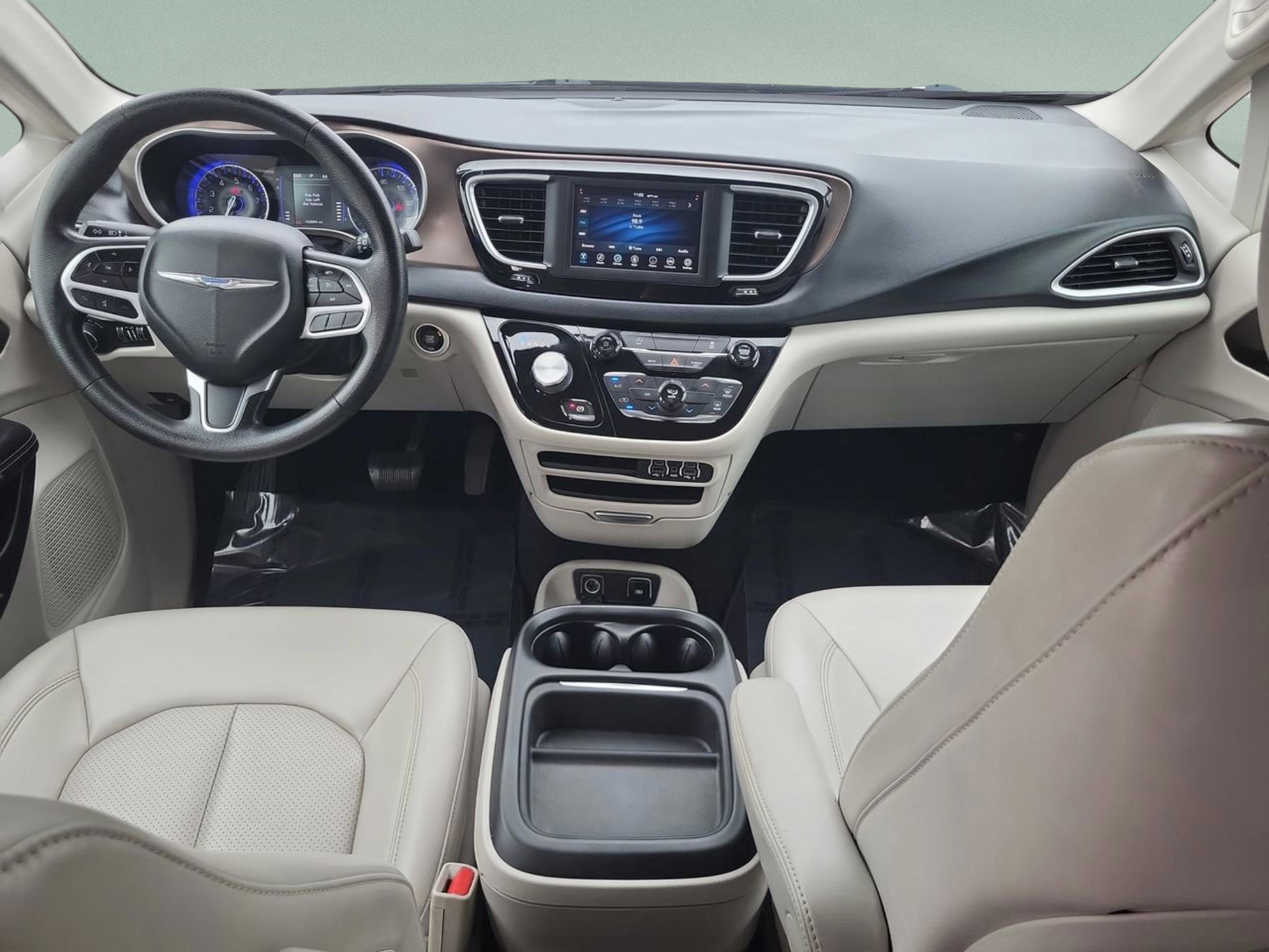 Used 2021 Chrysler Voyager Lxi image 12