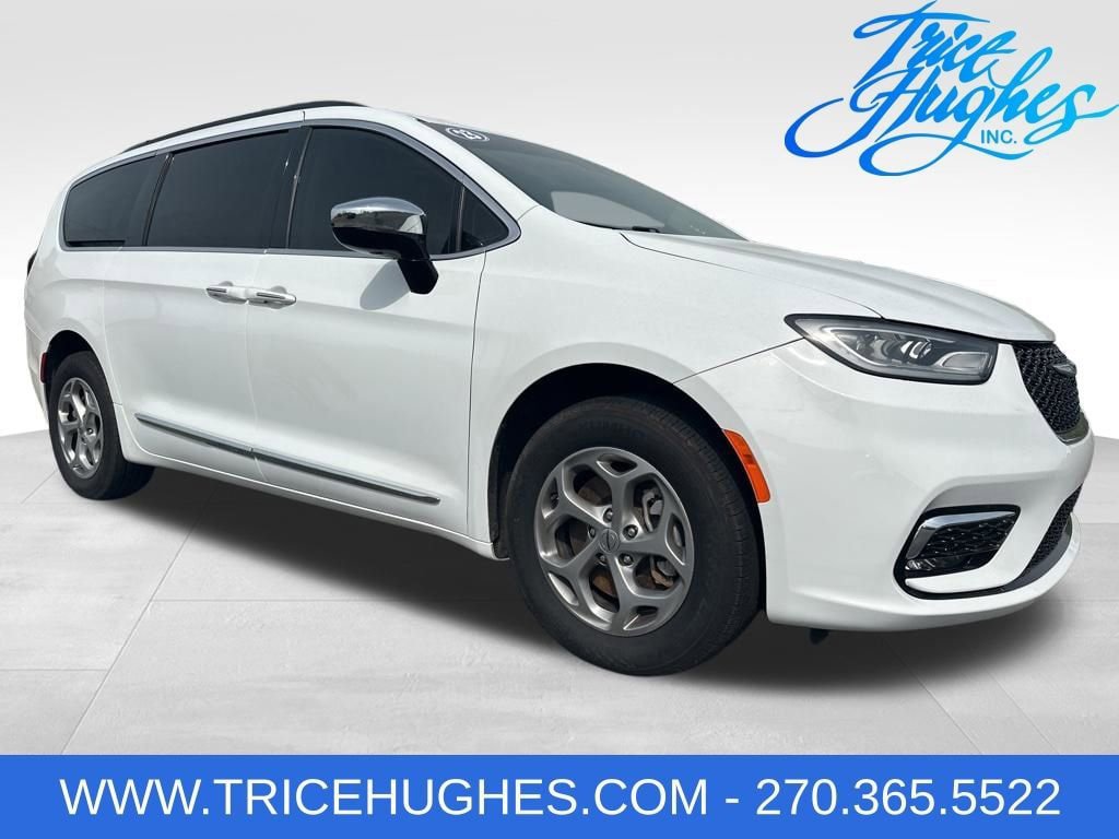 Used 2023 Chrysler Pacifica Limited w/ Uconnect Theater Family Group