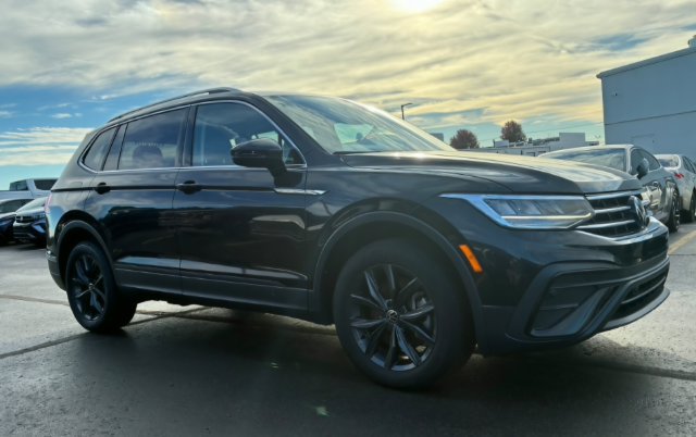 Used 2022 Volkswagen Tiguan SE w/ Panoramic Sunroof Package AWD/4WD image 3