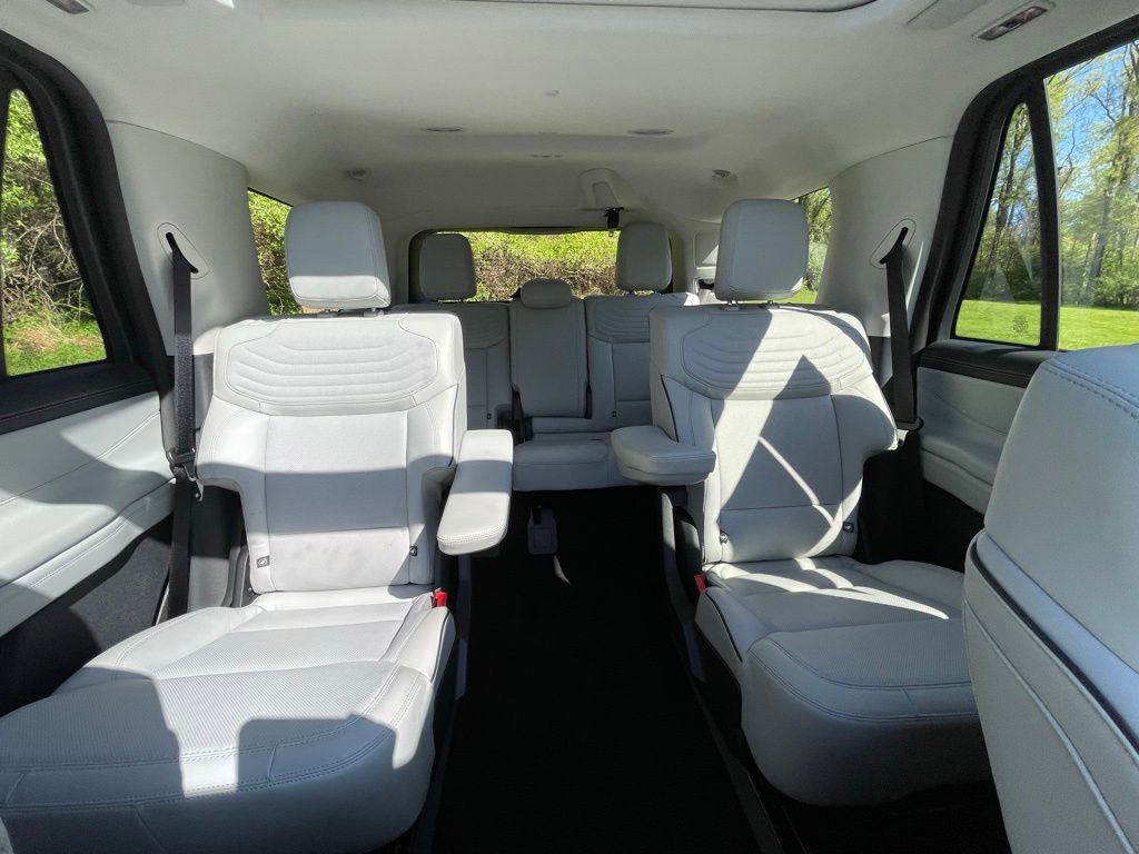 Used 2025 Ford Expedition Platinum w/ Platinum Ultimate Package AWD/4WD image 19