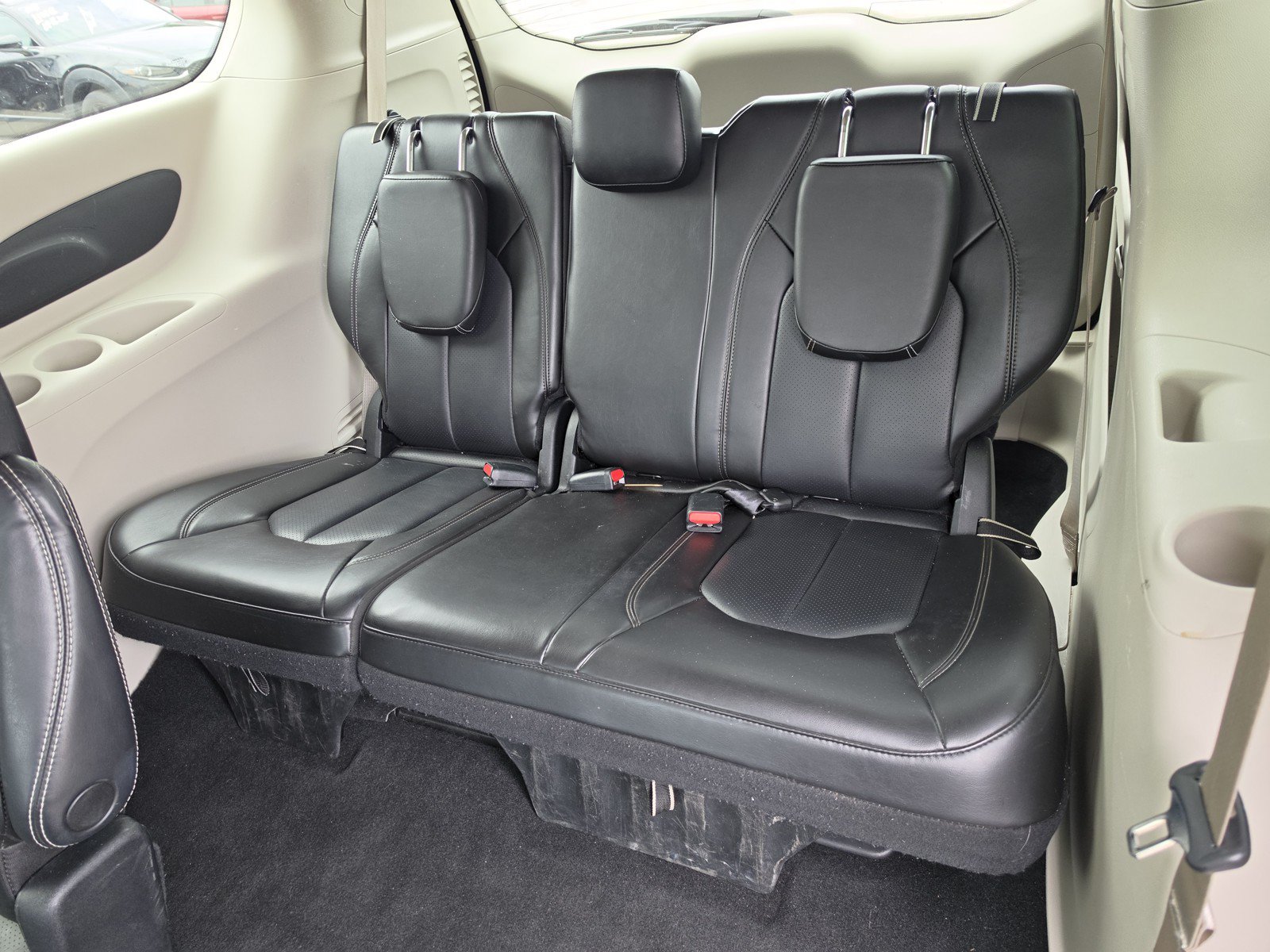 Used 2023 Chrysler Pacifica Touring-L FWD image 12