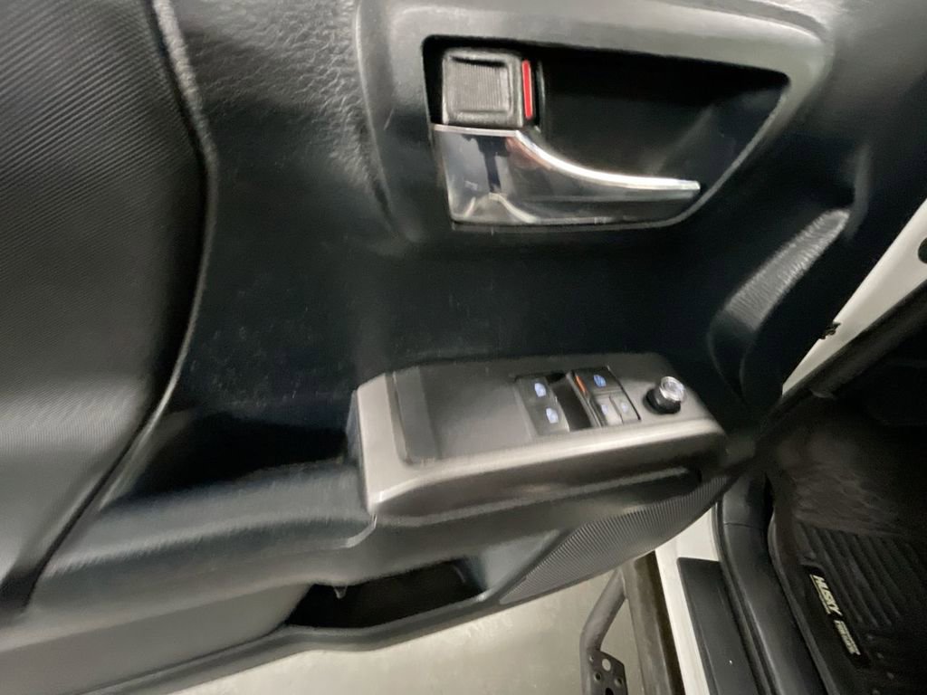 Used 2016 Toyota Tacoma TRD Sport image 21