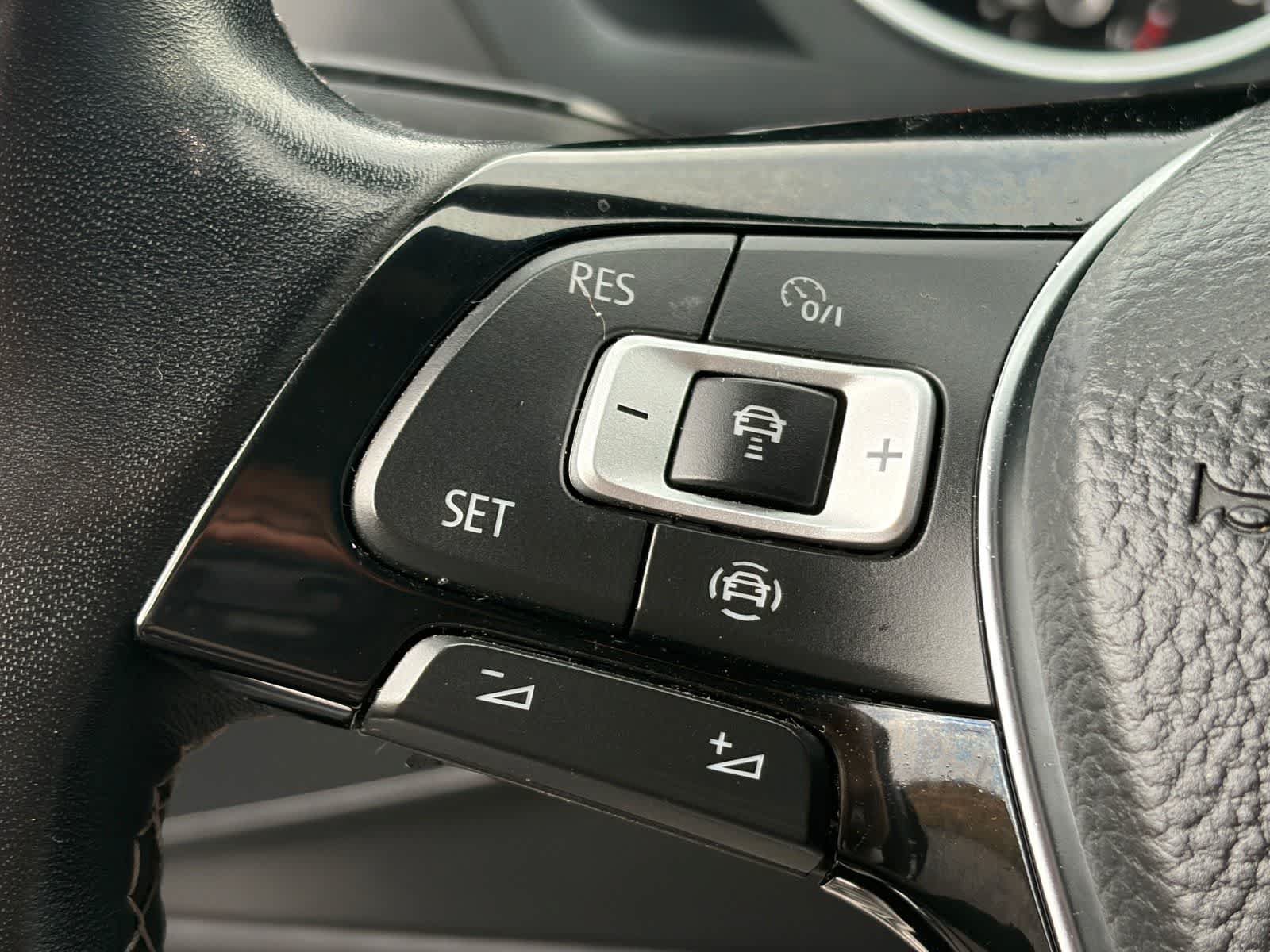 Used 2021 Volkswagen Tiguan SEL AWD/4WD image 11