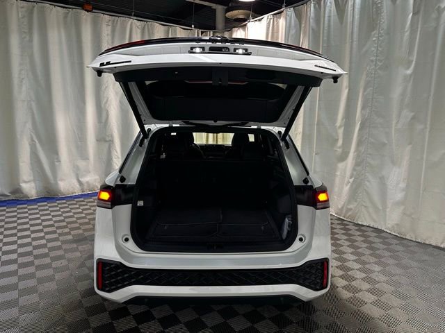 Certified 2025 Volkswagen Tiguan SE R-Line image 36