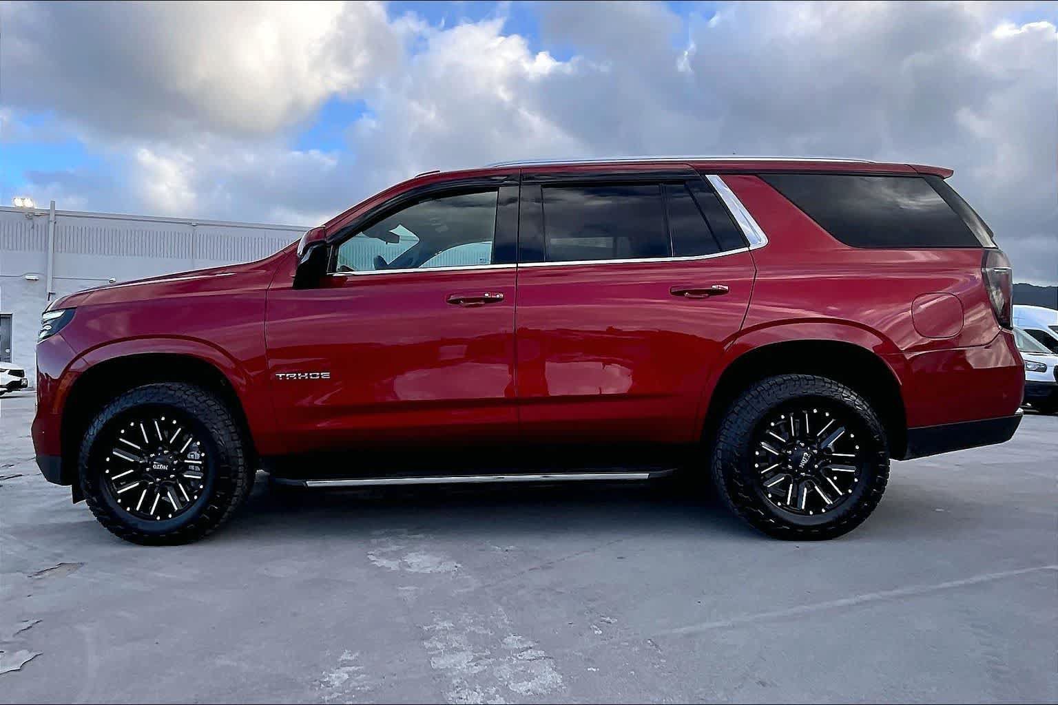 Used 2025 Chevrolet Tahoe LS AWD/4WD image 3