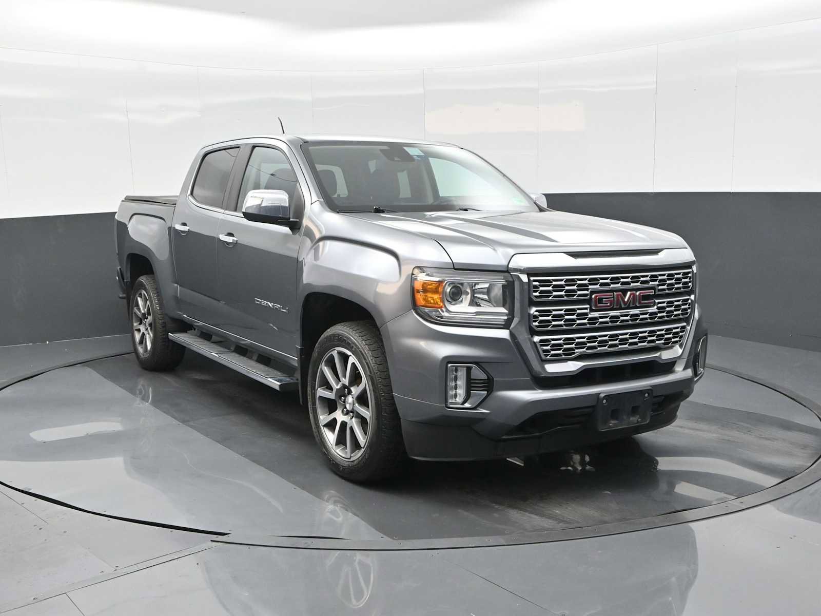 Used 2022 GMC Canyon Denali image 2