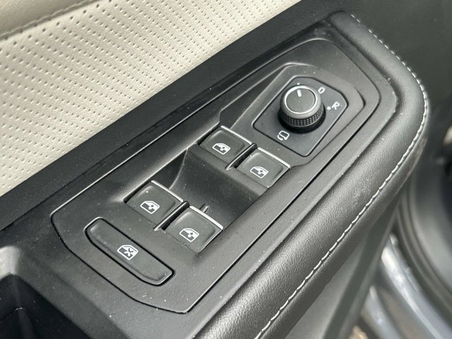Used 2024 Volkswagen Atlas Cross Sport SEL Premium R-Line AWD/4WD image 33