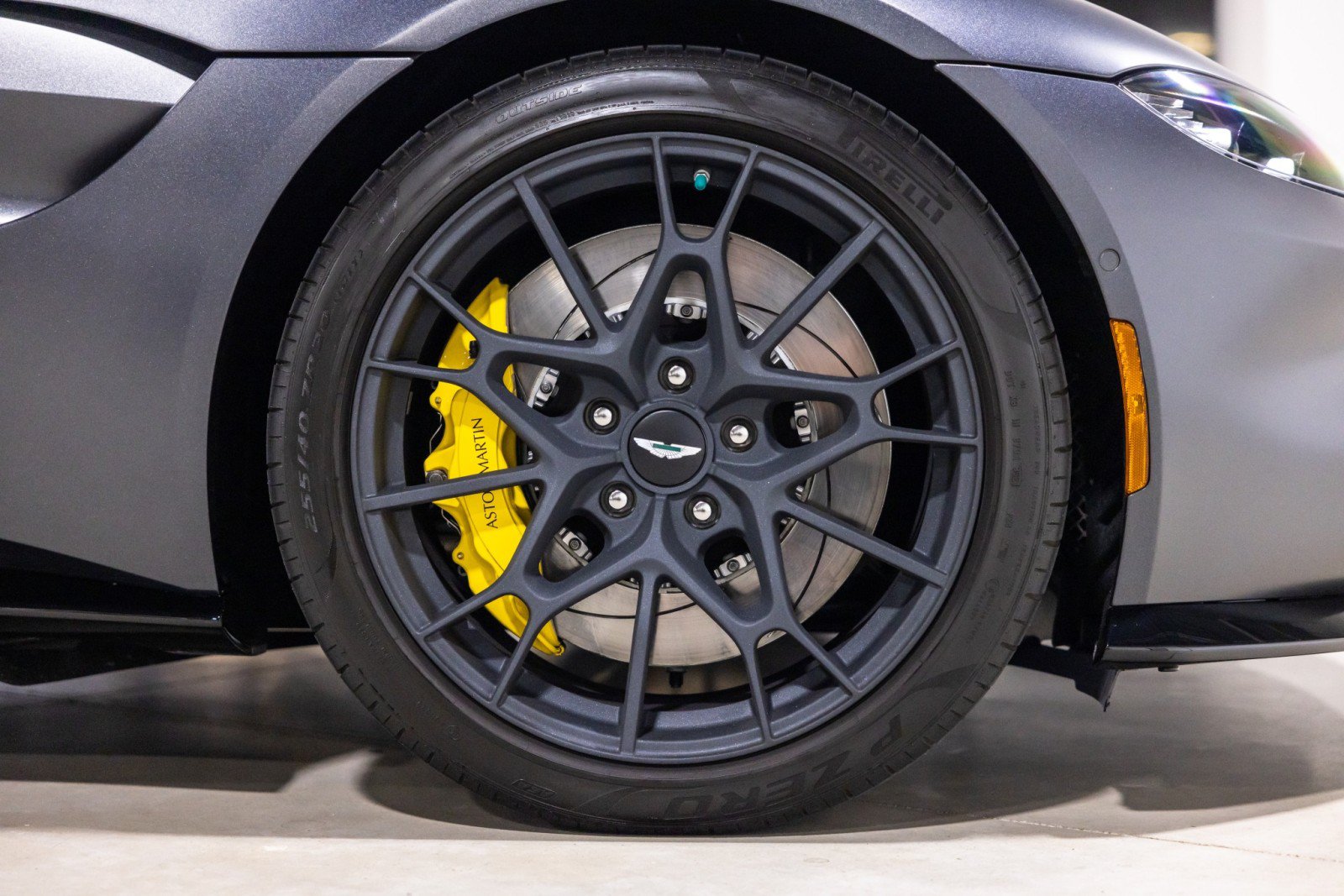 Used 2022 Aston Martin V8 Vantage Coupe RWD image 23