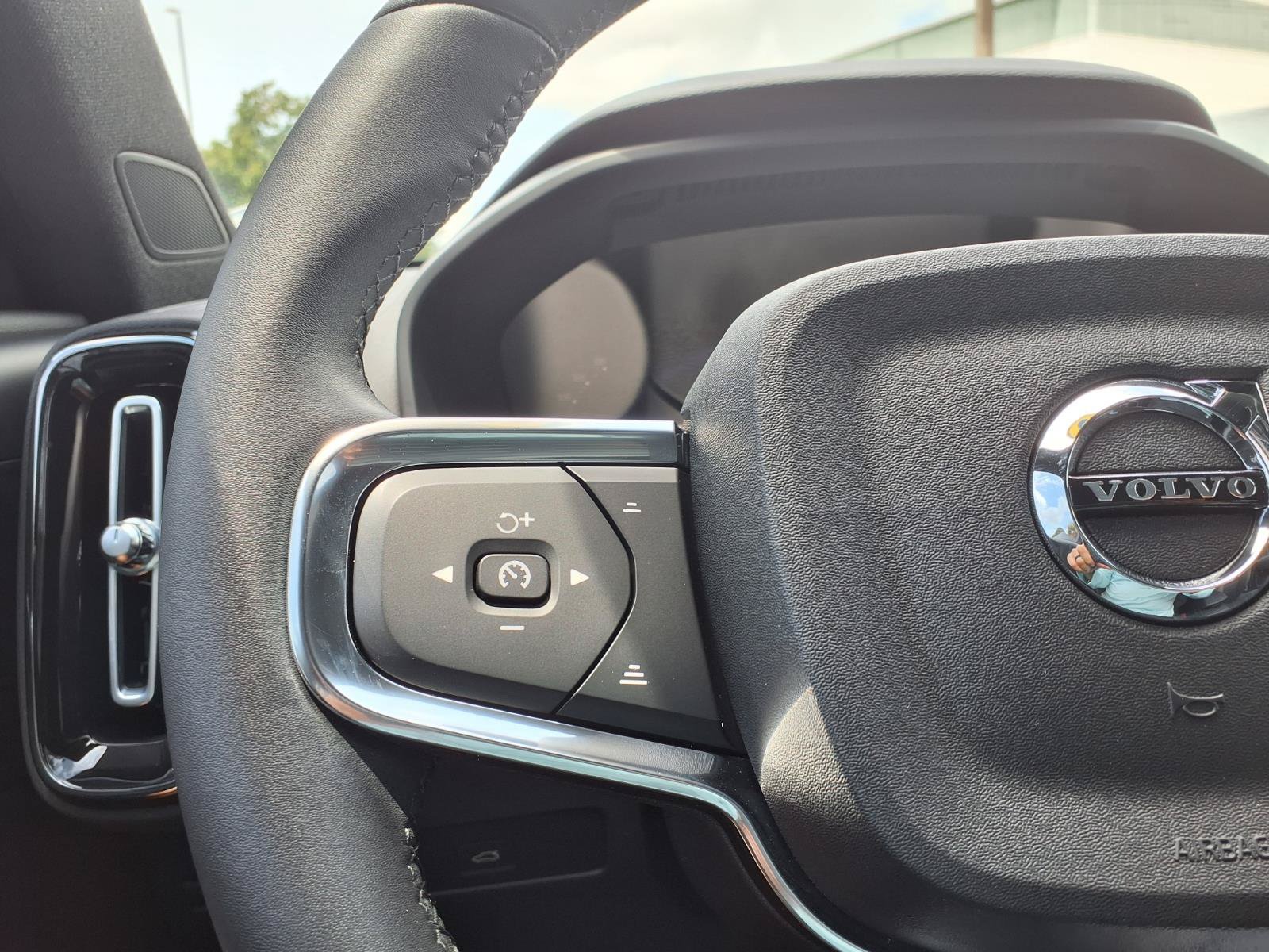 Certified 2023 Volvo XC40 Recharge Ultimate w/ Protection Package Premier AWD/4WD image 29