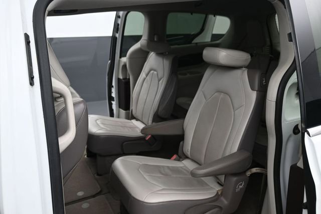 Used 2019 Chrysler Pacifica Touring-L FWD image 9