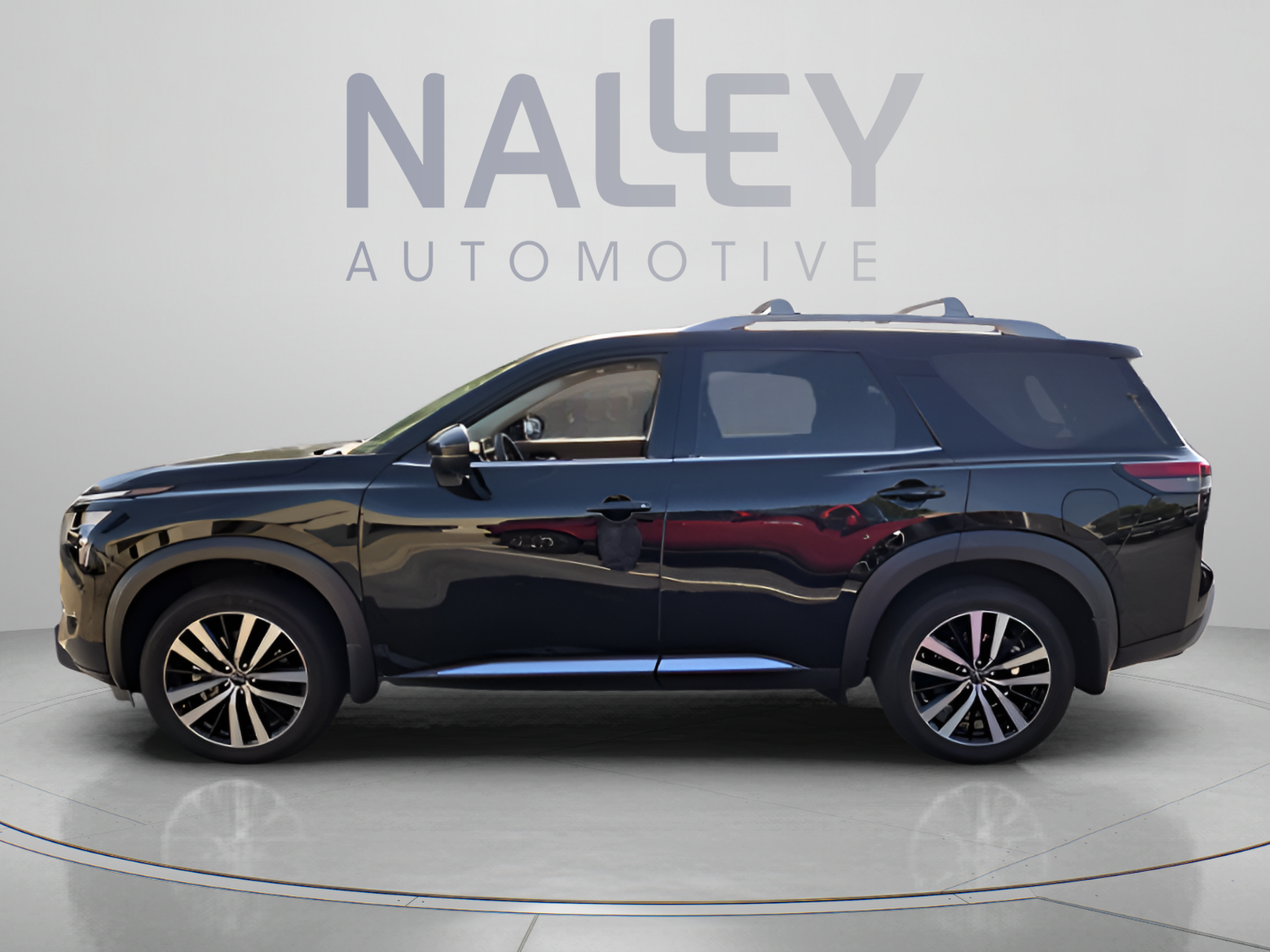 Used 2024 Nissan Pathfinder Platinum FWD image 2