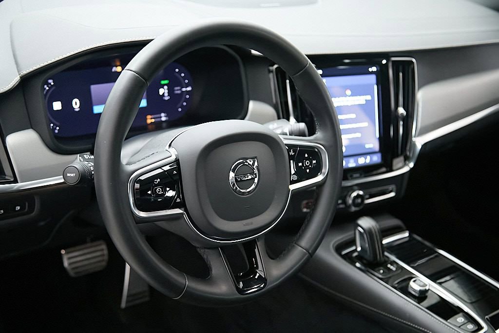 Used 2022 Volvo S90 T8 R-Design AWD/4WD image 13