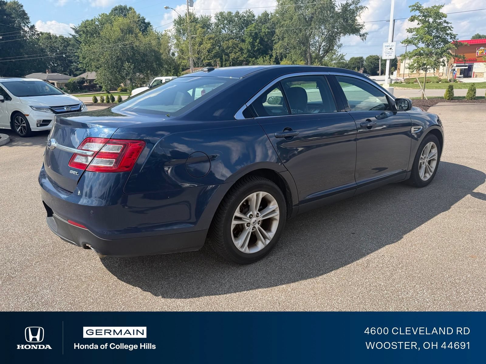 Used 2017 Ford Taurus SEL FWD image 2
