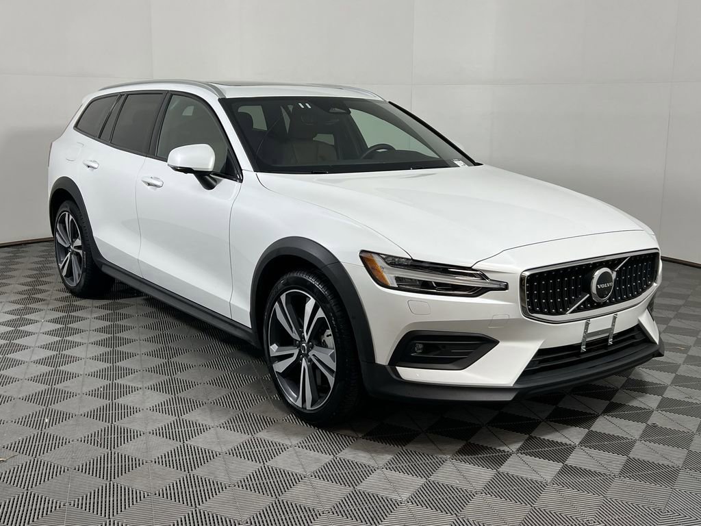Certified 2025 Volvo V60 B5 Cross Country Plus image 2