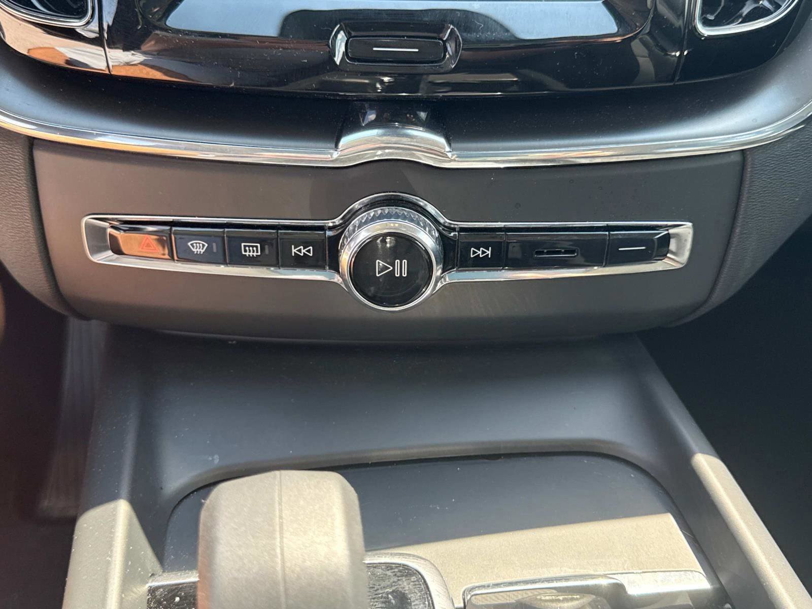 Certified 2025 Volvo XC60 B5 Core w/ Climate Package image 25
