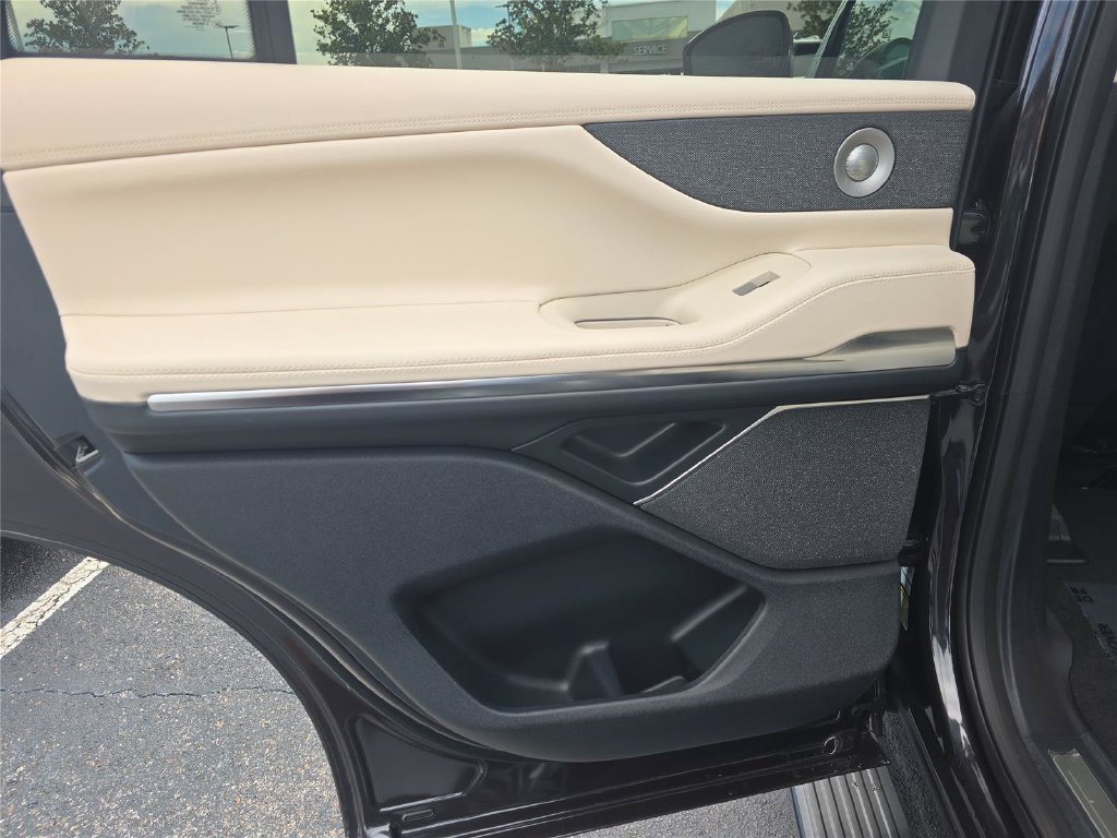 New 2027 Lincoln Navigator Reserve RWD image 9