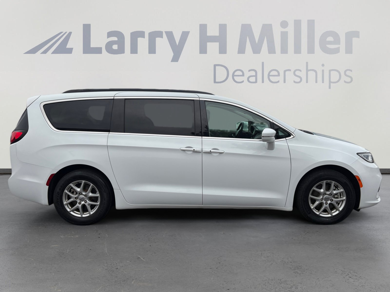 Used 2022 Chrysler Pacifica Touring-L FWD image 6