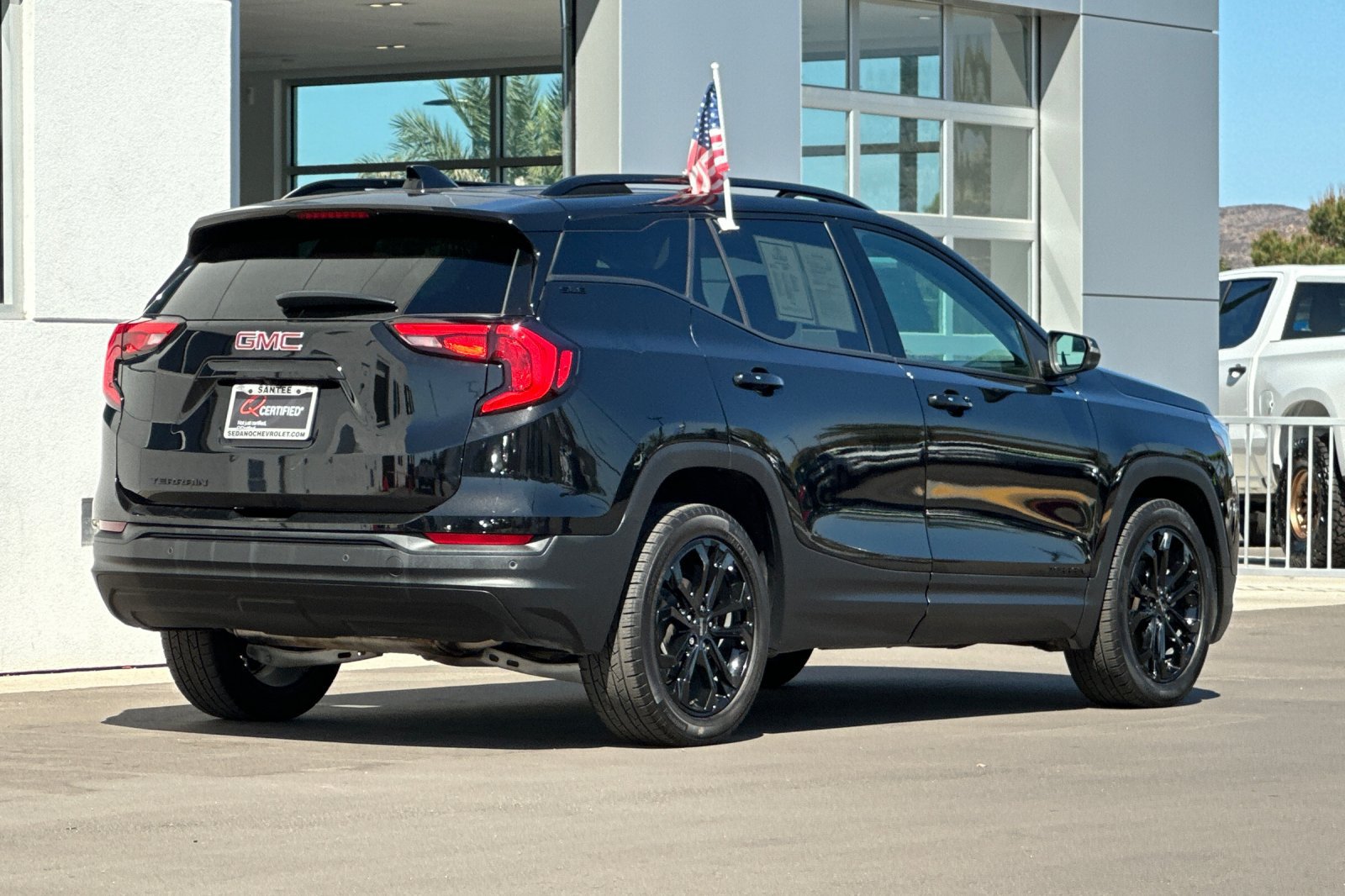 Used 2019 GMC Terrain SLE w/ Driver Convenience Package FWD image 4