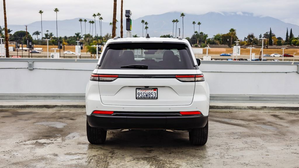 Certified 2025 Jeep Grand Cherokee Altitude image 8