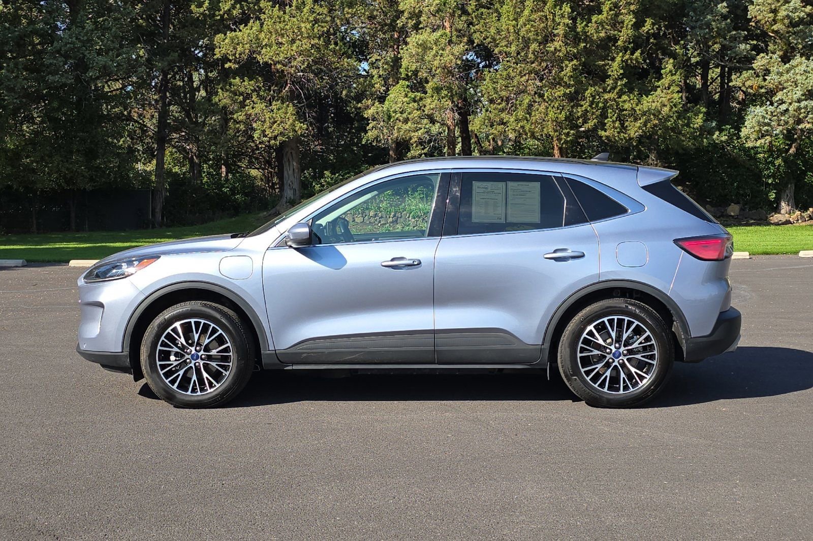 Used 2022 Ford Escape Titanium w/ Class II Trailer Tow Package image 8