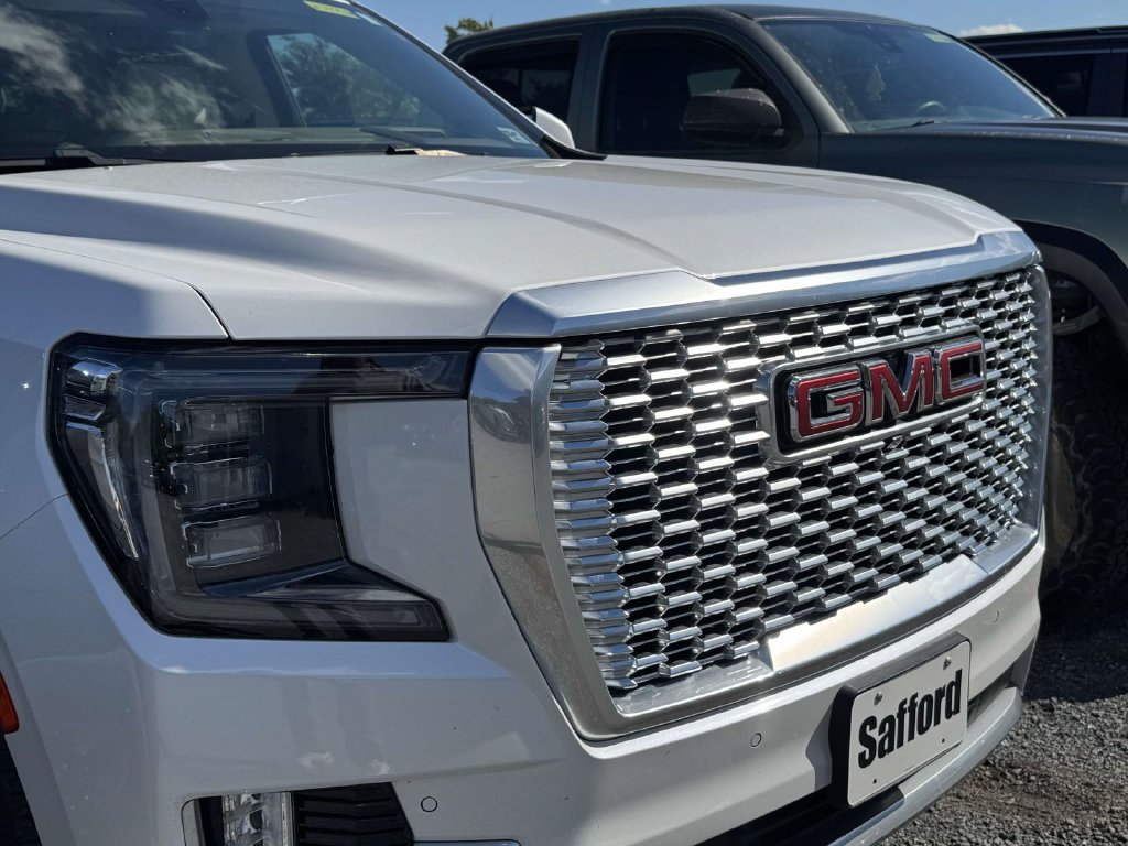 Used 2021 GMC Yukon Denali w/ Denali Premium Package AWD/4WD image 3