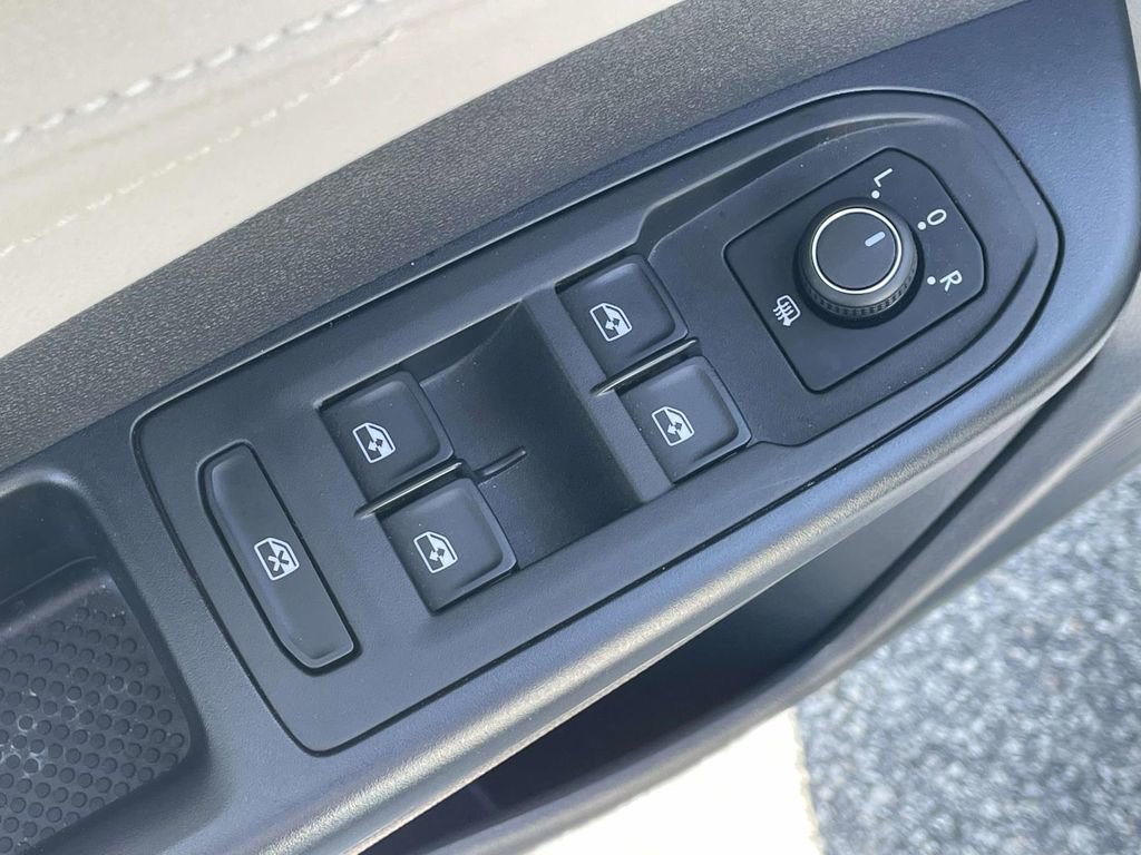 Used 2025 Volkswagen Taos SEL AWD/4WD image 16