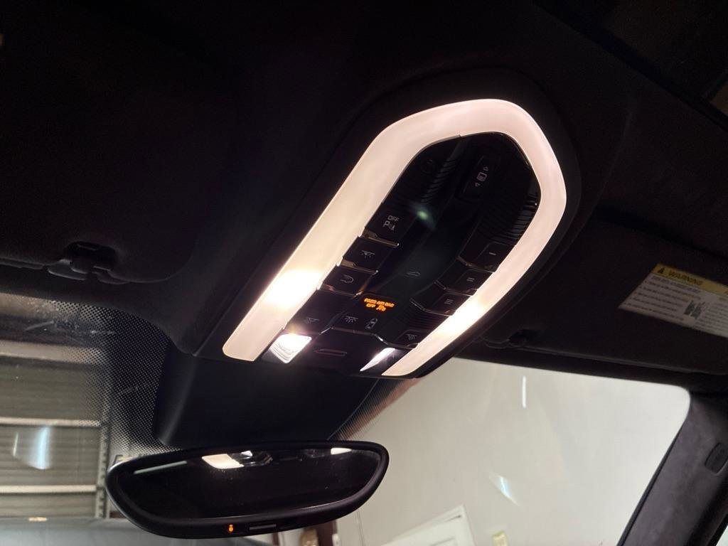 Used 2016 Porsche Cayenne Turbo image 25