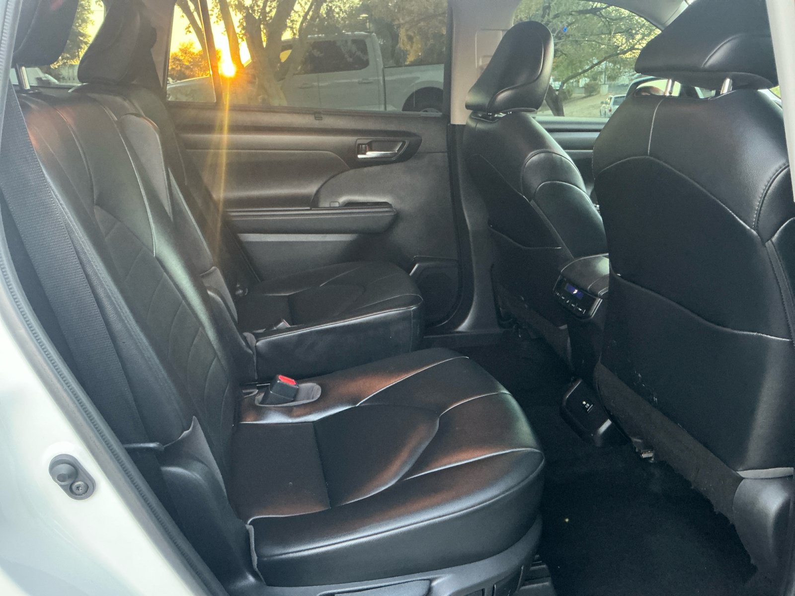 Used 2021 Toyota Highlander XLE AWD/4WD image 18