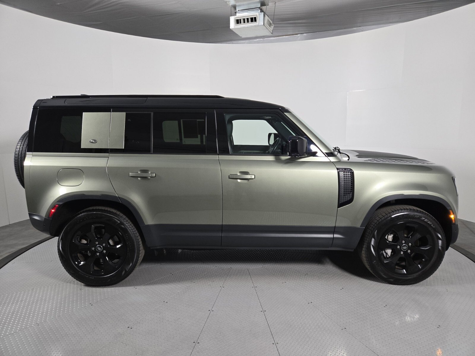 Used 2023 Land Rover Defender 110 SE image 6