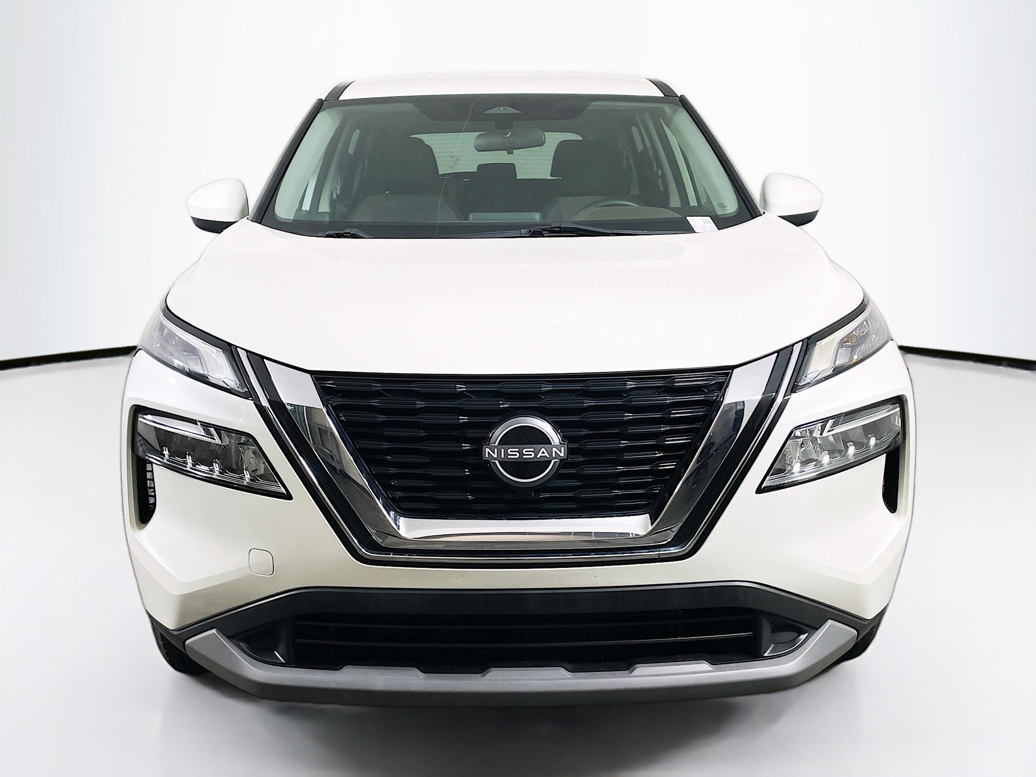 Used 2023 Nissan Rogue SV image 2