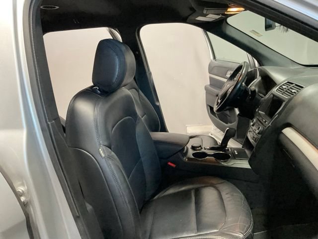 Used 2017 Ford Explorer XLT w/ Equipment Group 202A AWD/4WD image 21