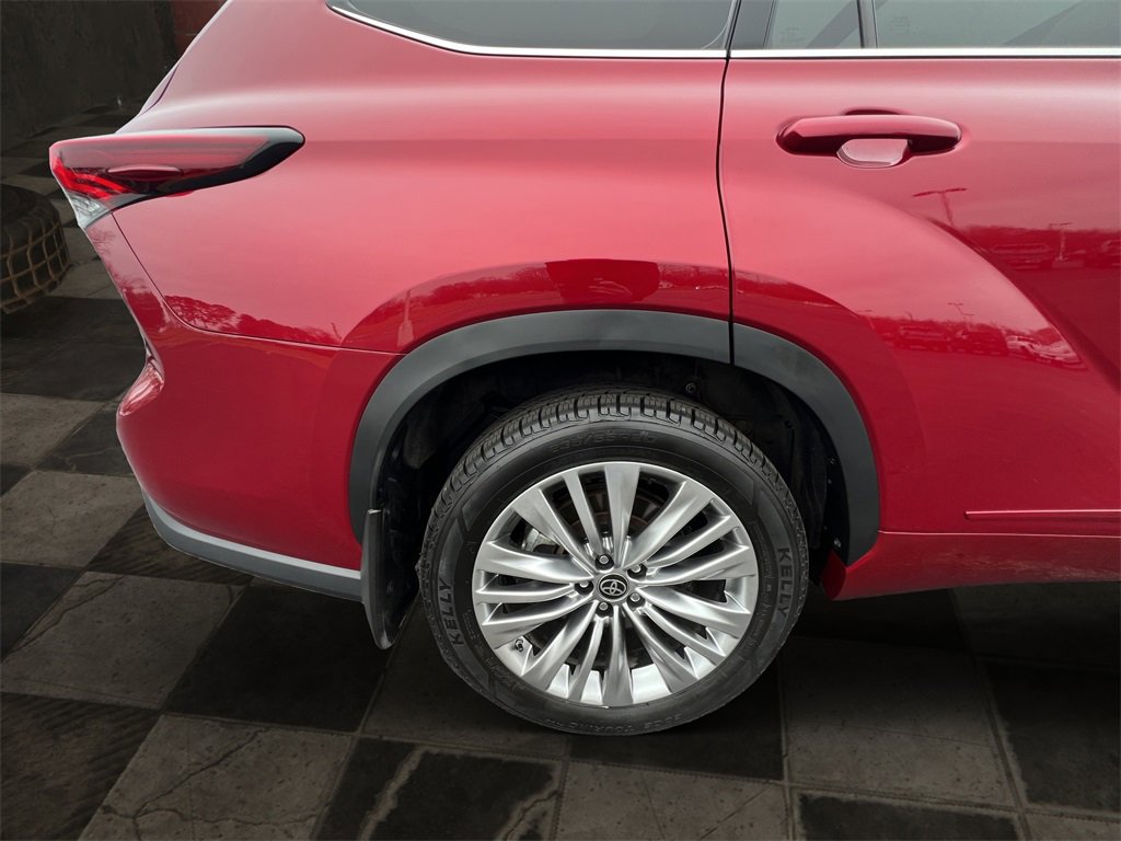 Used 2024 Toyota Highlander Platinum image 9