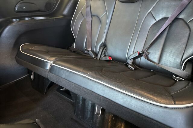 Certified 2025 Chrysler Pacifica Limited image 12