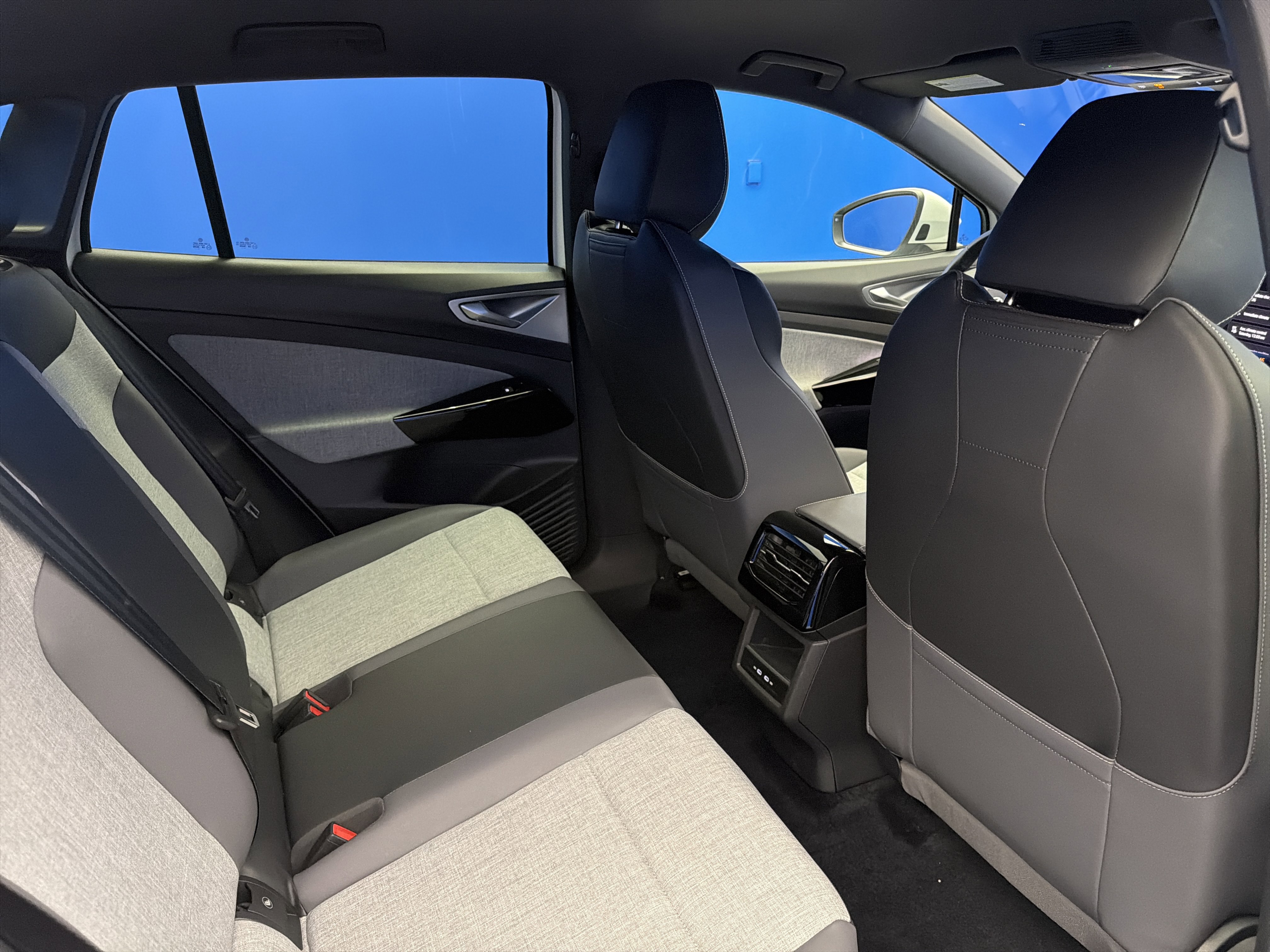 Certified 2025 Volkswagen ID.4 Pro AWD/4WD image 26