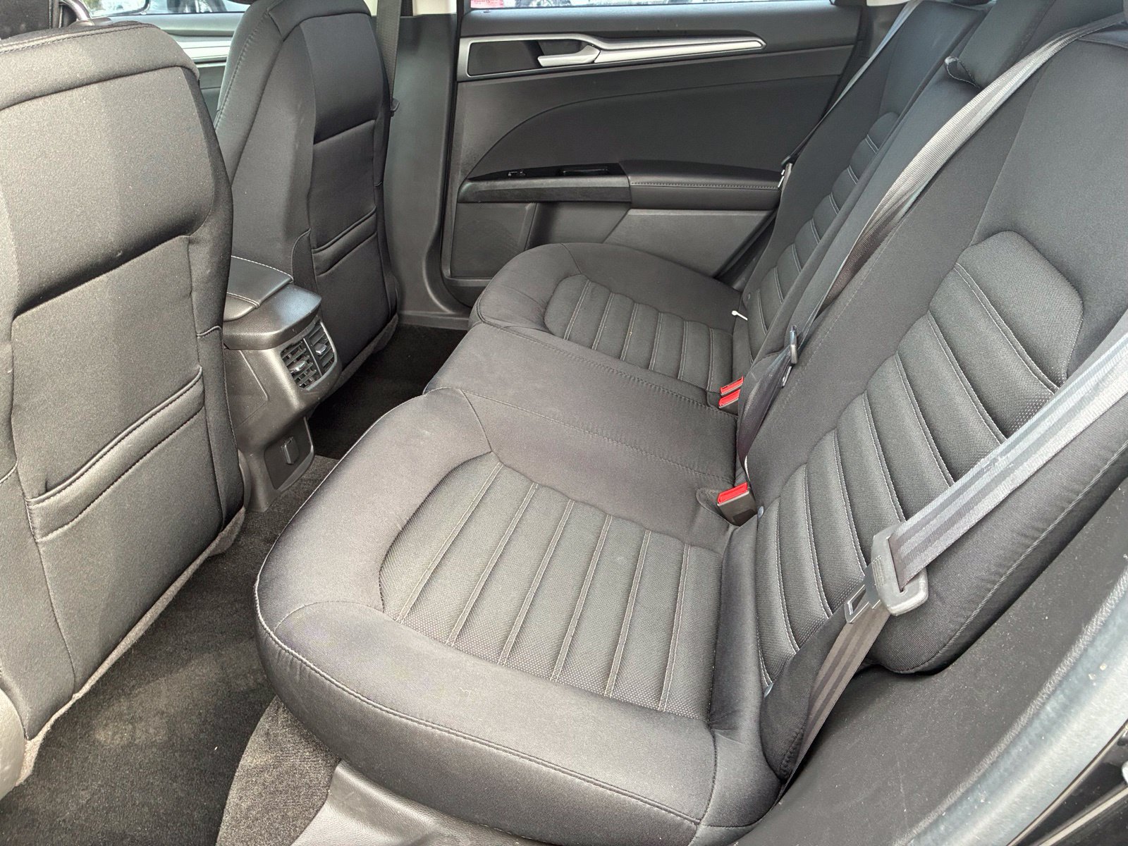 Used 2015 Ford Fusion SE FWD image 8