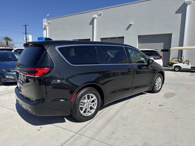 Used 2023 Chrysler Pacifica Touring-L image 7