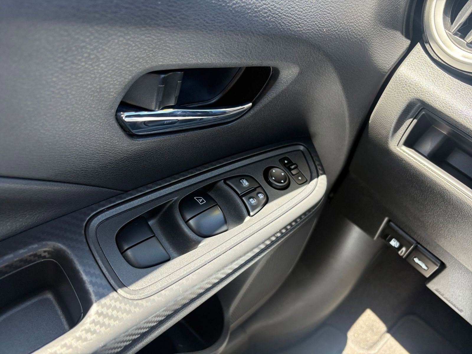 Used 2025 Nissan Versa SV image 18