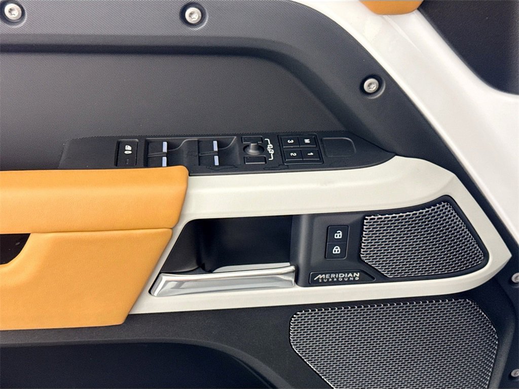 Used 2023 Land Rover Defender 110 X-Dynamic SE image 18