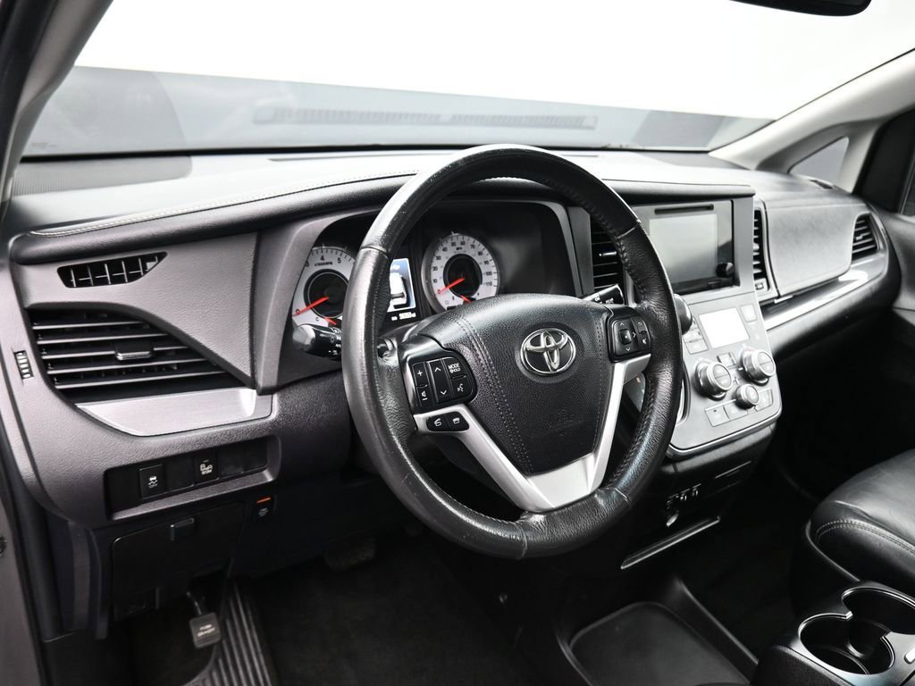 Used 2017 Toyota Sienna SE w/ SE Preferred Package image 13