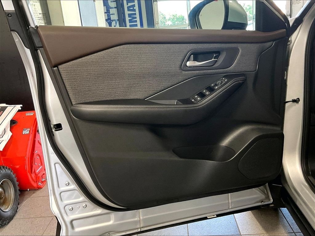 Used 2023 Nissan Rogue SV AWD/4WD image 9